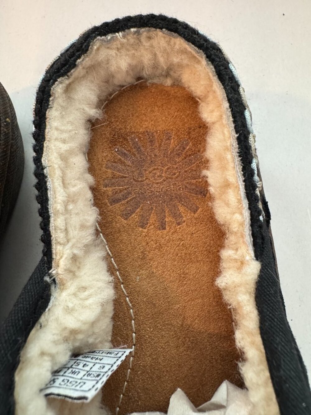 UGG Australia Slippers Women's Size 6 Black F8007D Leather & Genuine Sheepskin - Picture 4 of 13